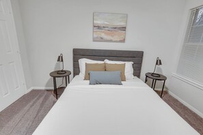2 bedrooms, desk, iron/ironing board, travel cot - Cozy Retreat w/ Balcony & Modern Comforts (Birmingham)
