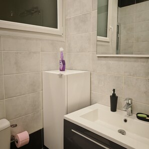Towels, toilet paper - HOTEL PERPIGNAN CENTRE (Perpignan)