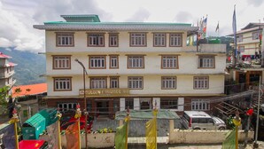 Front of property - Hotel Golden Sunrise & Spa Pelling (Gyalshing)