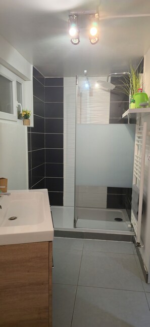 Dusche, Haartrockner, Handtücher, Seife