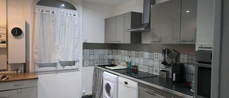 Een microgolfoven, een oven, een kookplaat, een vaatwasser