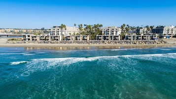 Beach nearby, sun loungers, beach towels