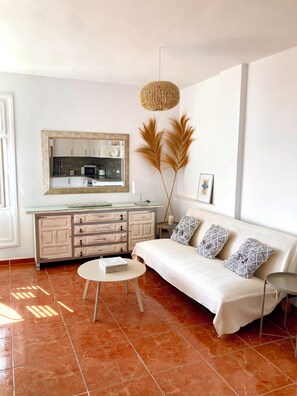 TV - Sunny apartment in central El Médano, stunning views of the Sea and Montana Roja (El Médano)