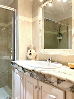 Shower, hair dryer, towels, toilet paper - Sunny apartment in central El Médano, stunning views of the Sea and Montana Roja (El Médano)