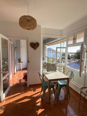 Dining - Sunny apartment in central El Médano, stunning views of the Sea and Montana Roja (El Médano)