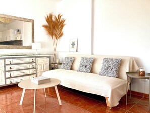 TV - Sunny apartment in central El Médano, stunning views of the Sea and Montana Roja (El Médano)