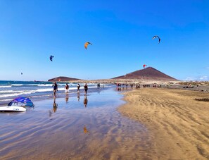 Beach - Sunny apartment in central El Médano, stunning views of the Sea and Montana Roja (El Médano)