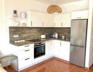 Microwave, oven, stovetop - Sunny apartment in central El Médano, stunning views of the Sea and Montana Roja (El Médano)