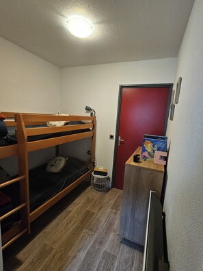 2 makuuhuonetta, silitysrauta/-lauta, ilmainen Wi-Fi, vuodevaatteet