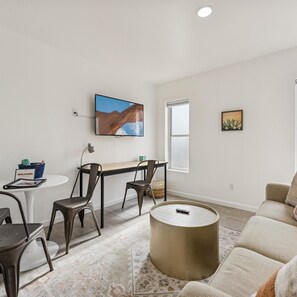 Smart TV, books - Studio Near ASU | Remodeled Bath & Kitchenette (Tempe)