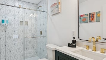 Dusche, Haartrockner, Handtücher
