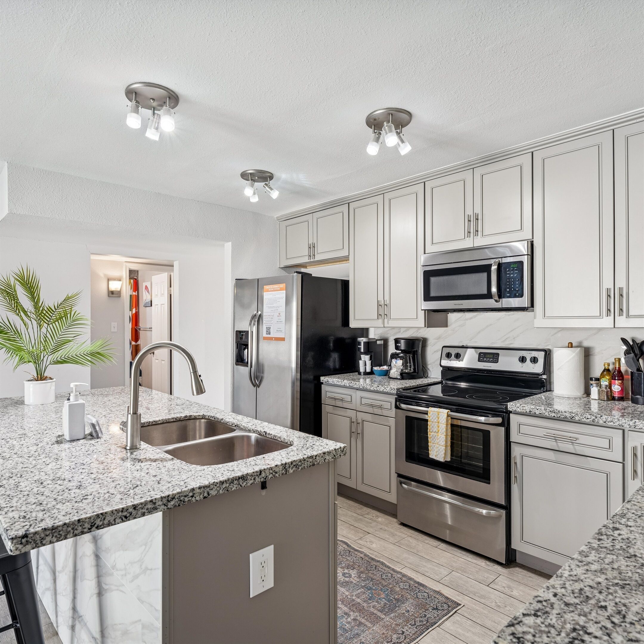 Réfrigérateur, four à micro-ondes, un four, surface de cuisson