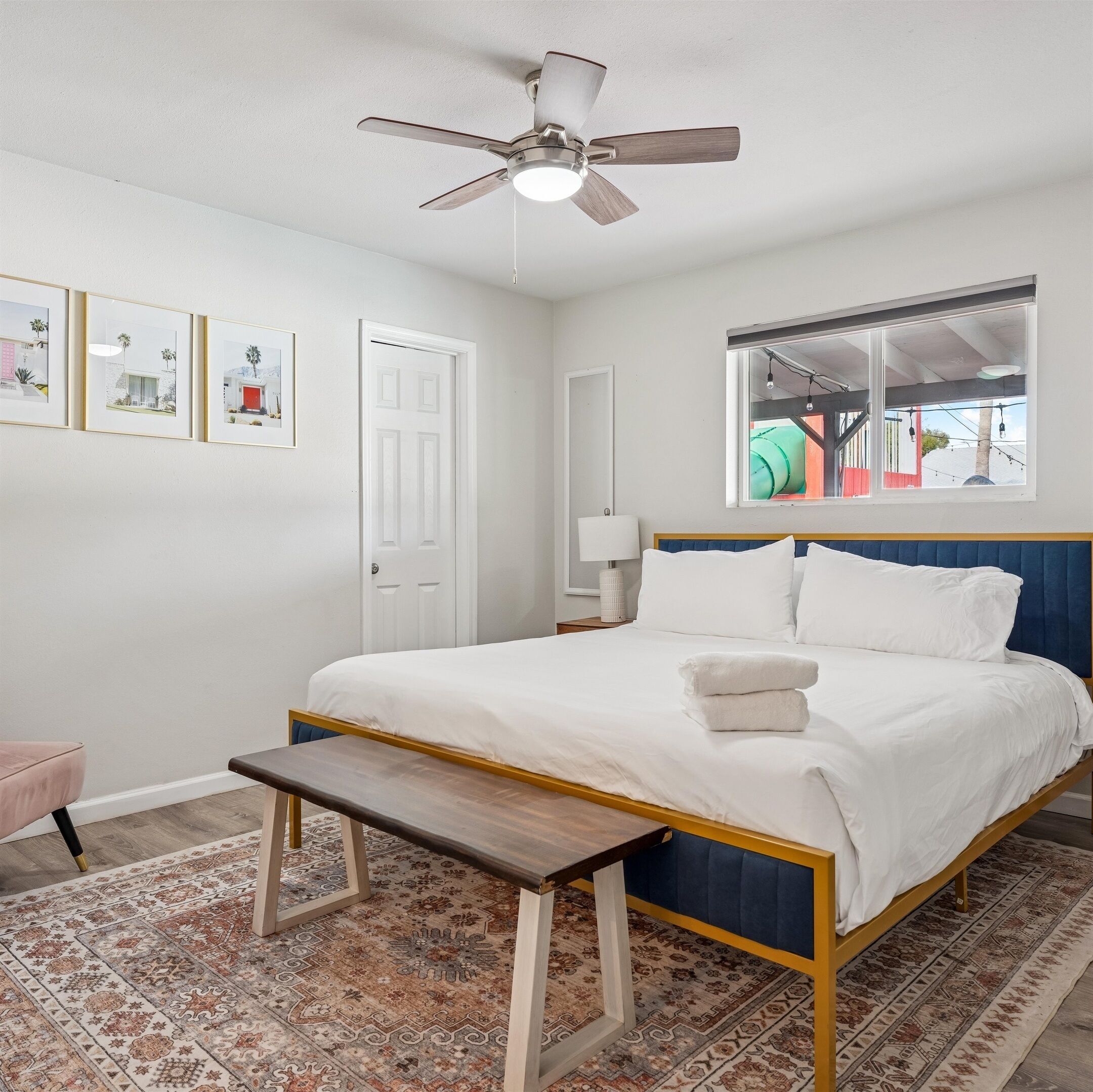 3 chambres, bureau, fer et planche à repasser, lit de bébé portatif