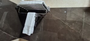 Deluxe-dobbeltværelse | Badeværelse | Bruser, gratis toiletartikler, håndklæder, Sæbe