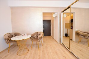 Interior - Tres Chiq - Cozy Studio - Queen Bed -Equipped Kitchen - Shower - Calea Victoriei (București)