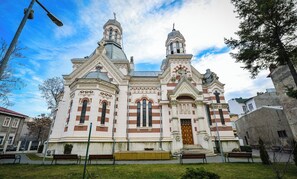 Ein historisches Gebäude mit aufwendiger Architektur, darunter eine markante Kuppel und zwei Türme.