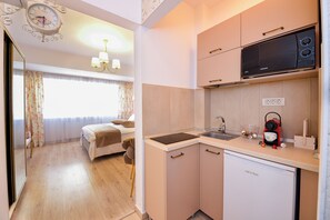 Microwave, stovetop - Tres Chiq - Cozy Studio - Queen Bed -Equipped Kitchen - Shower - Calea Victoriei (București)