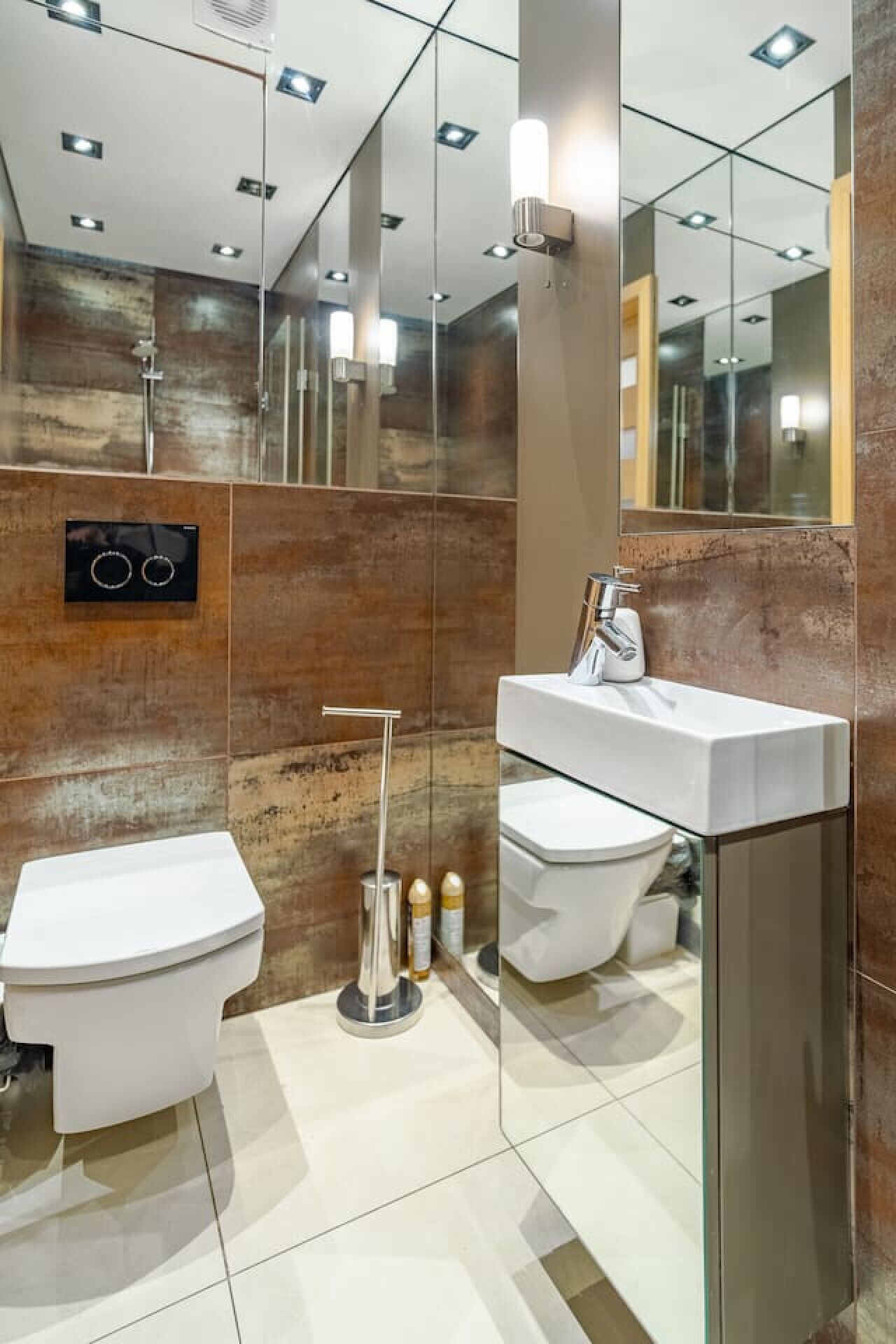 Een haardroger, handdoeken