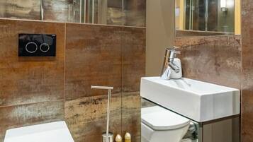 Een haardroger, handdoeken