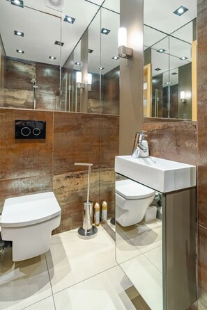 Een haardroger, handdoeken