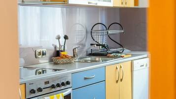 Een koelkast, een oven, een kookplaat, een vaatwasser