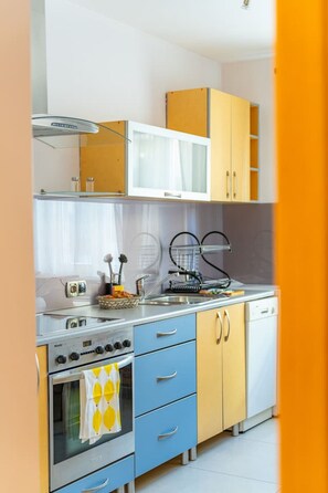 Een koelkast, een oven, een kookplaat, een vaatwasser