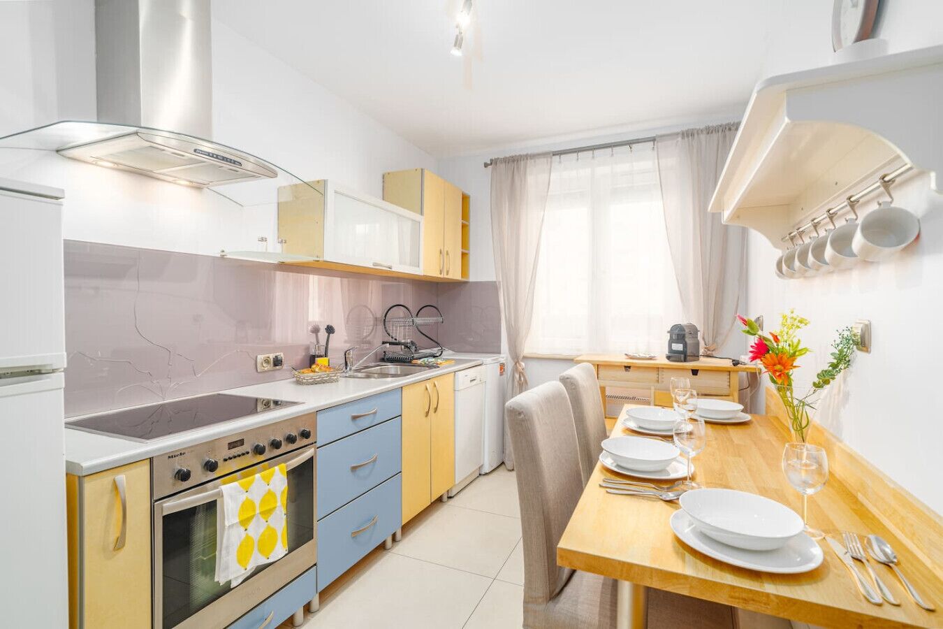 Een koelkast, een oven, een kookplaat, een vaatwasser