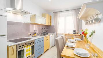 Een koelkast, een oven, een kookplaat, een vaatwasser