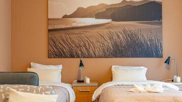 Een strijkplank/strijkijzer, wifi, beddengoed