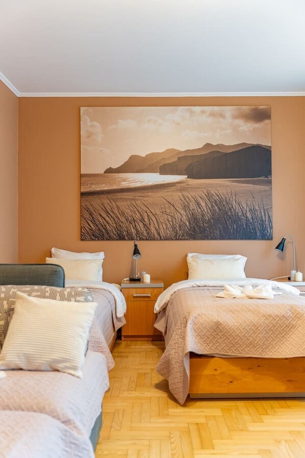 Een strijkplank/strijkijzer, wifi, beddengoed