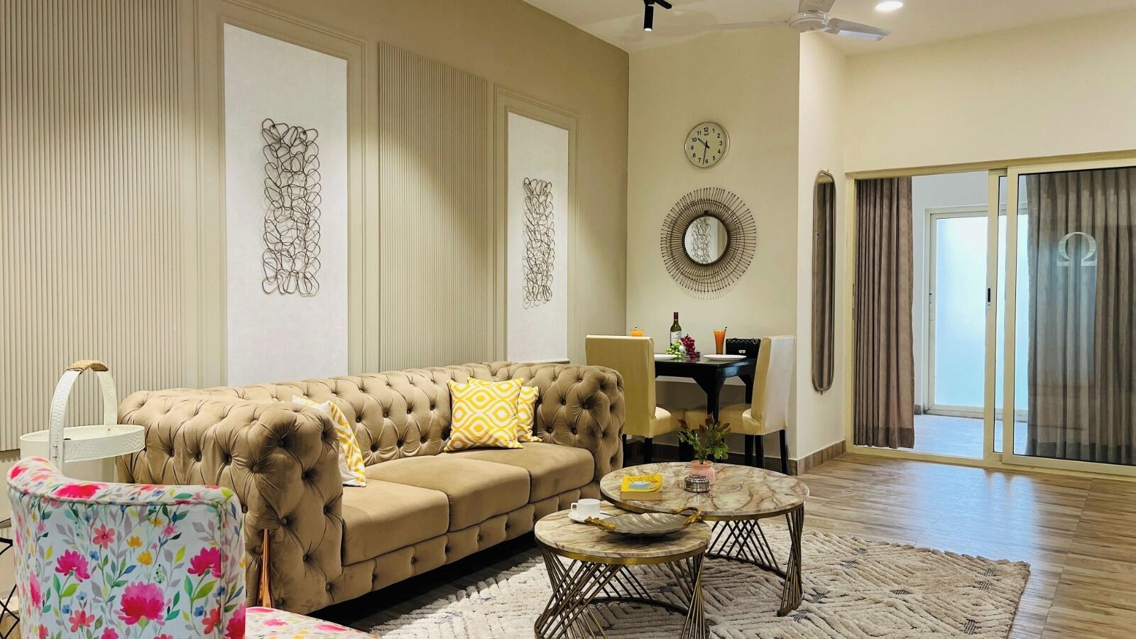 Schreibtisch, laptopgeeigneter Arbeitsplatz, kostenloses WLAN