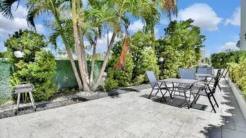 Estudio, vista a la playa | Restaurante al aire libre