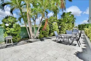 Estudio, vista a la playa | Restaurante al aire libre