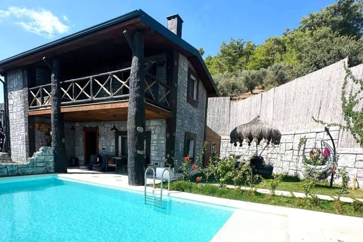 Premium bedding, individually decorated, individually furnished, desk