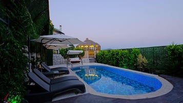 Luxury-Villa, Poolblick | Wohnbereich | Smart-TV, Kamin