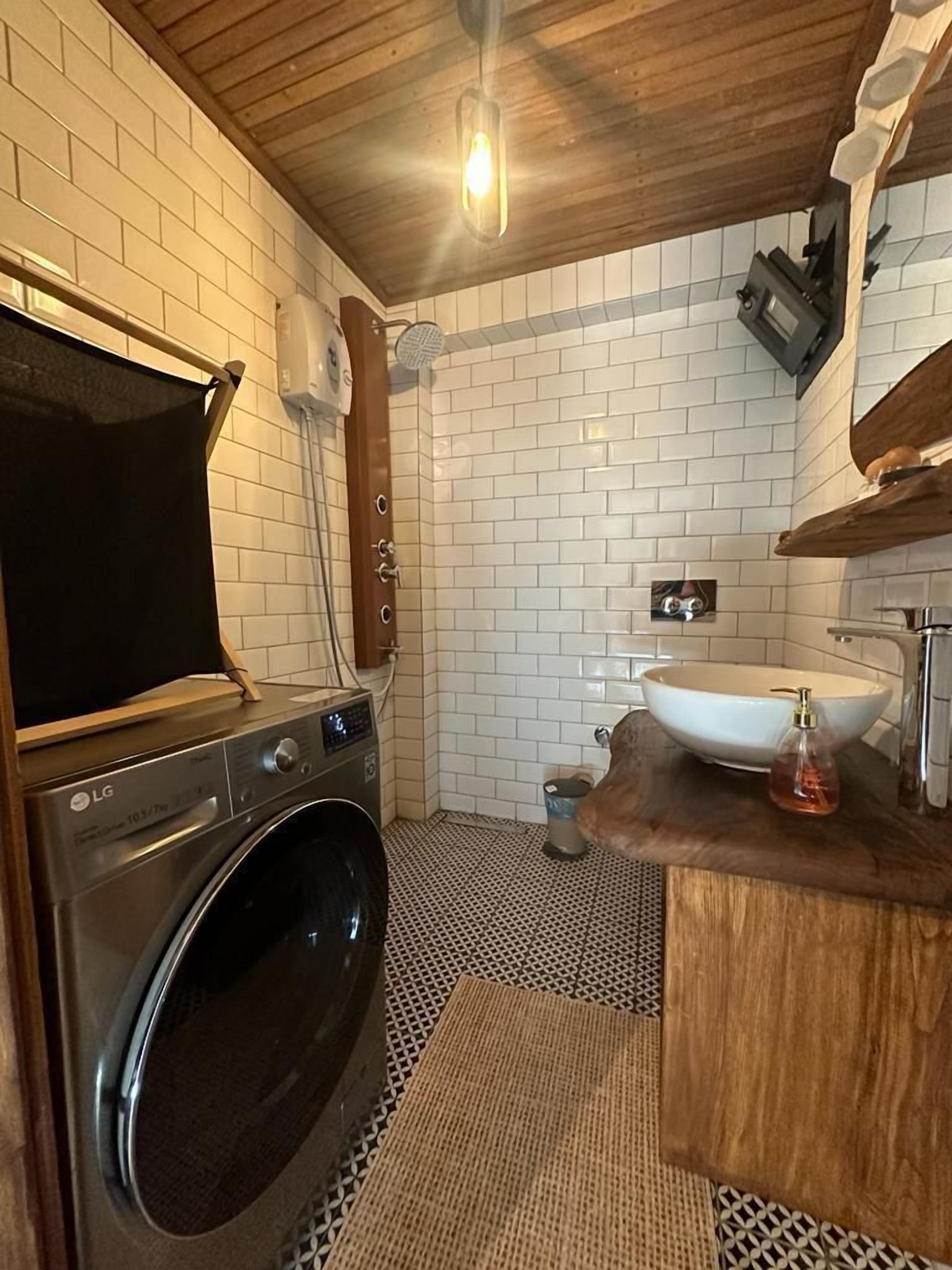 华丽别墅, 泳池景观 | 浴室 | 免费洗浴用品、吹风机、拖鞋、毛巾