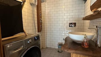 Deluxe Villa, Pool View | Bathroom | Free toiletries, hair dryer, slippers, towels