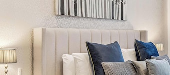 The Kensington Suite - 2Bed Apartment with Parking