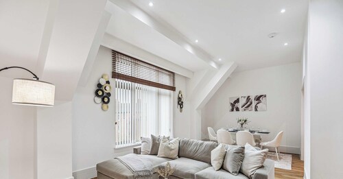 The Hamilton Suite - 2Bed Apartment with Parking