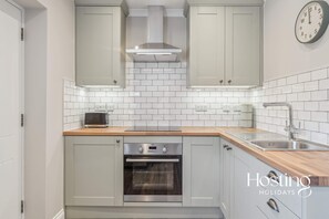 Fridge, oven, stovetop, toaster - The Courtyard Apartments - Thyme (Henley-on-Thames)