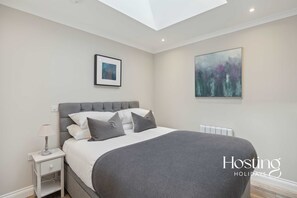 1 bedroom, iron/ironing board, WiFi, bed sheets - The Courtyard Apartments - Rosemary (Henley-on-Thames)
