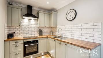 Fridge, oven, stovetop, dishwasher