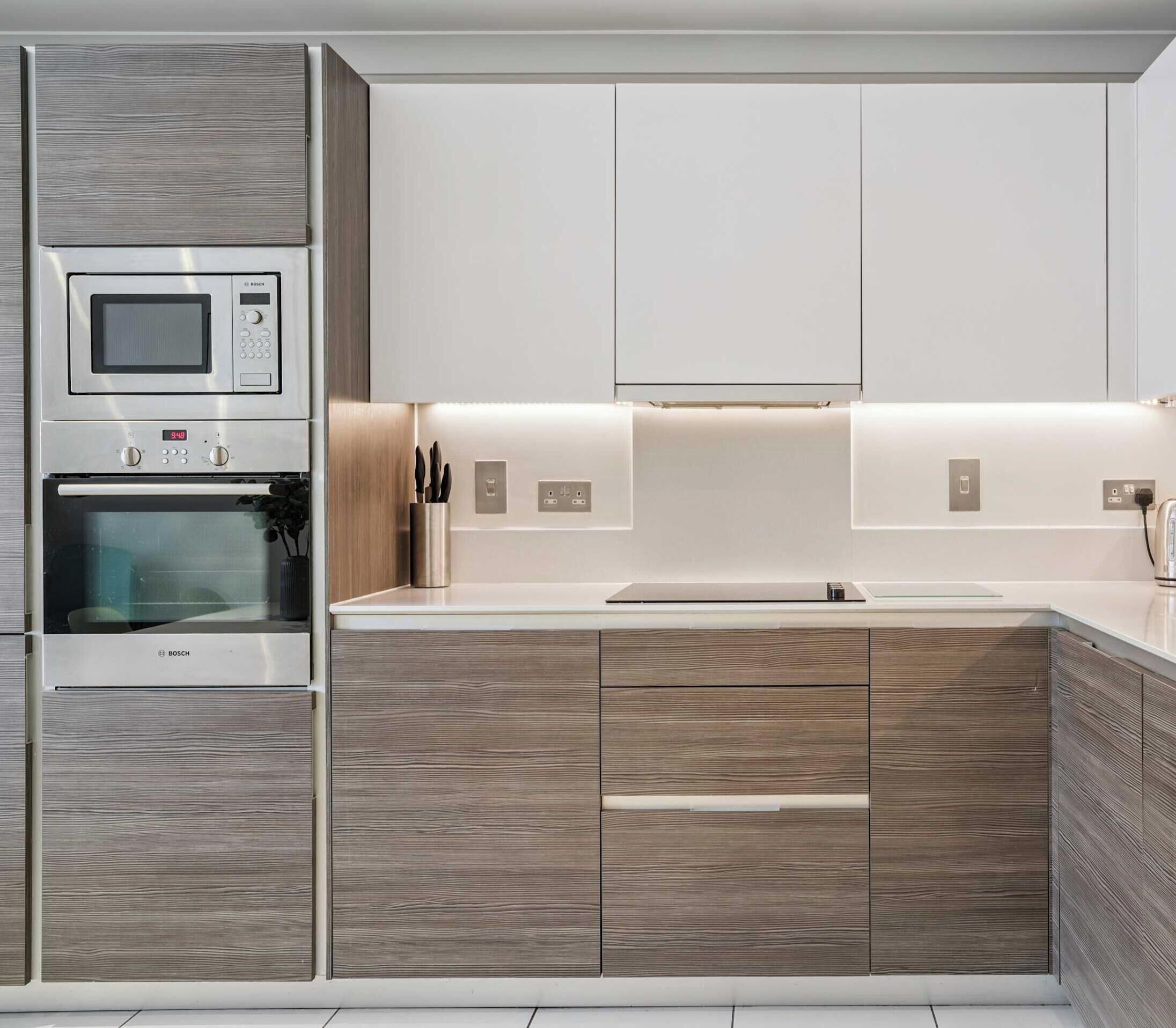 Kühlschrank, Mikrowelle, Ofen, Herdplatte