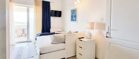 Iron/ironing board, WiFi, bed sheets