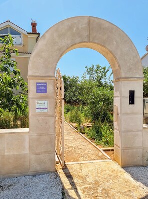 Property grounds - Apartmans Eleonora with a view of Cape Kamenjak (Banjole)