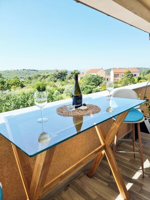 Outdoor dining - Apartmans Eleonora with a view of Cape Kamenjak (Banjole)