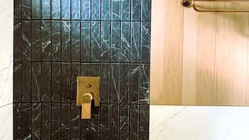 Ducha, toallas, jabón, shampoo