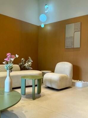 Lobby sitting area - Hotel Aarka (Mettupalayam)