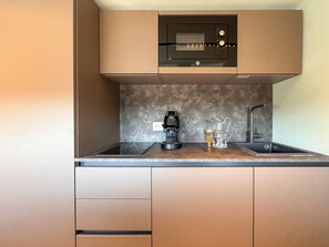 Fridge, microwave, stovetop, coffee/tea maker - Juliet Suites I (Catania)