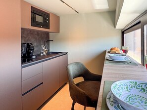 Fridge, microwave, stovetop, coffee/tea maker - Juliet Suites I (Catania)